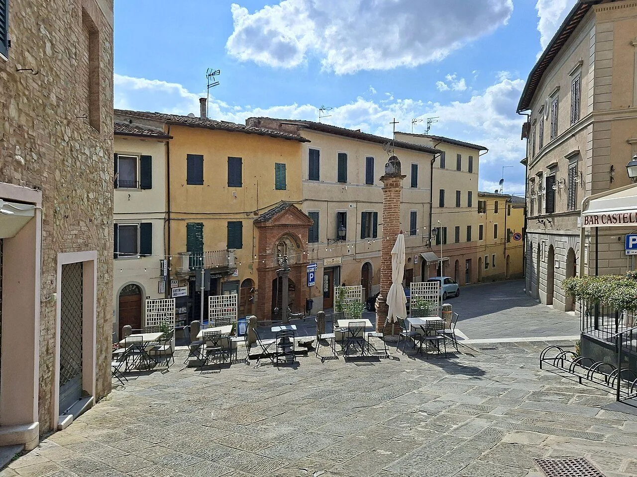 Piazza Citernesi, nel centro di Castelnuovo Berardenga