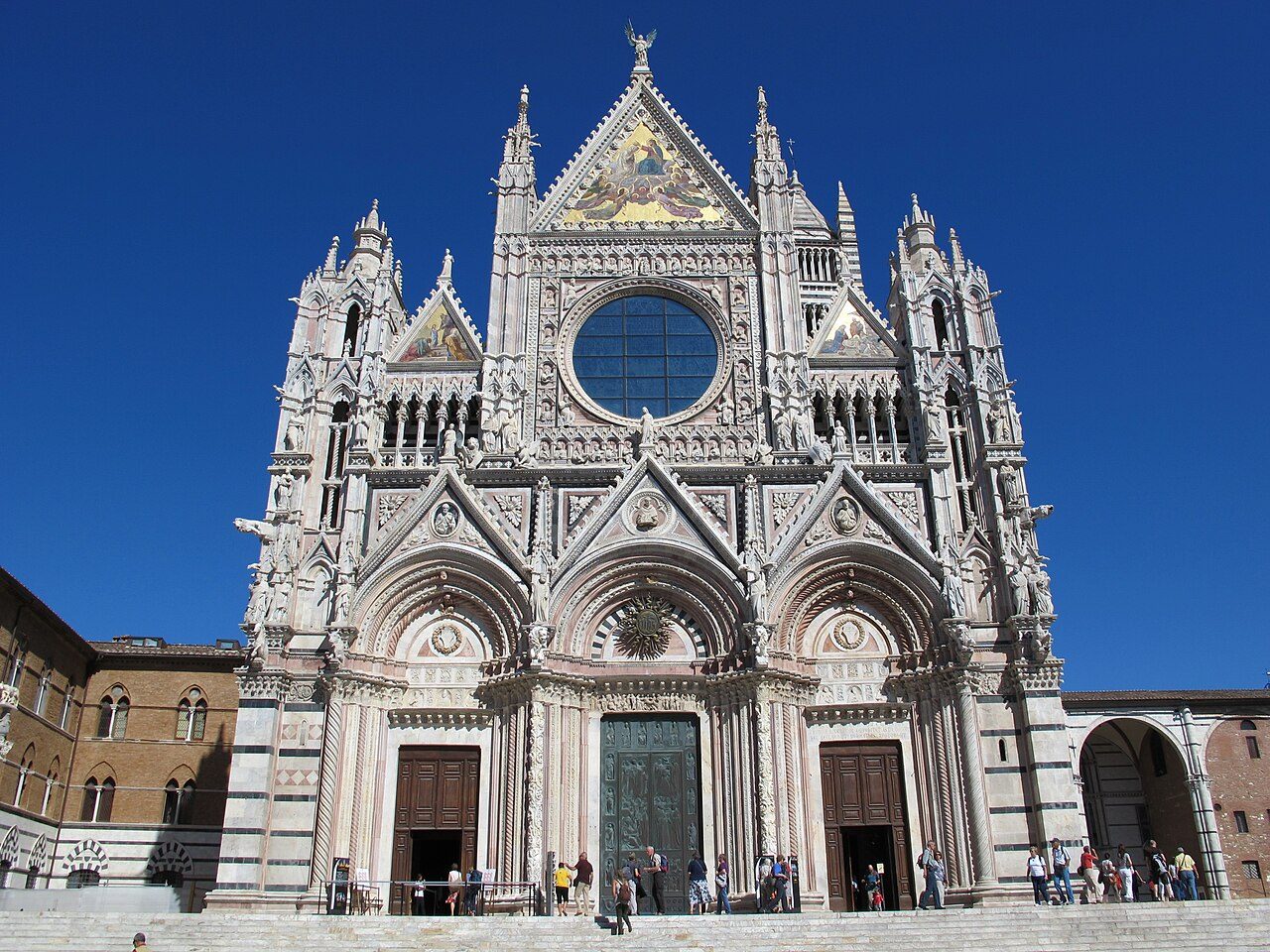 La facciata a fasce di marmo del Duomo di Siena