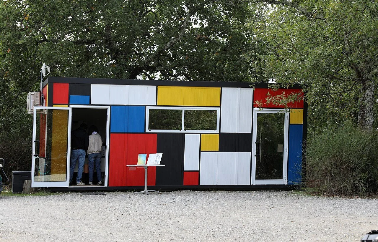 La biglietteria colorata all'ingresso del parco