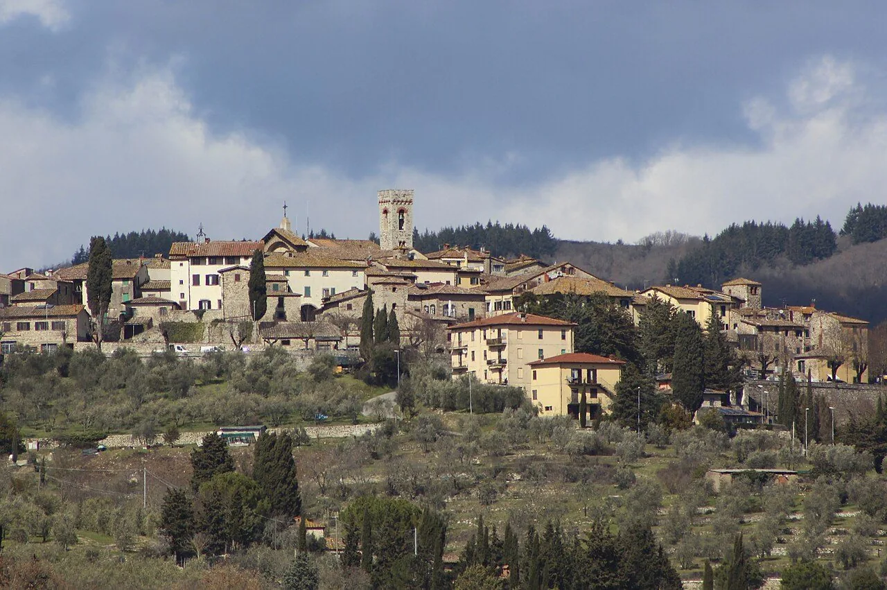 Il profilo di Radda in Chianti sul crinale