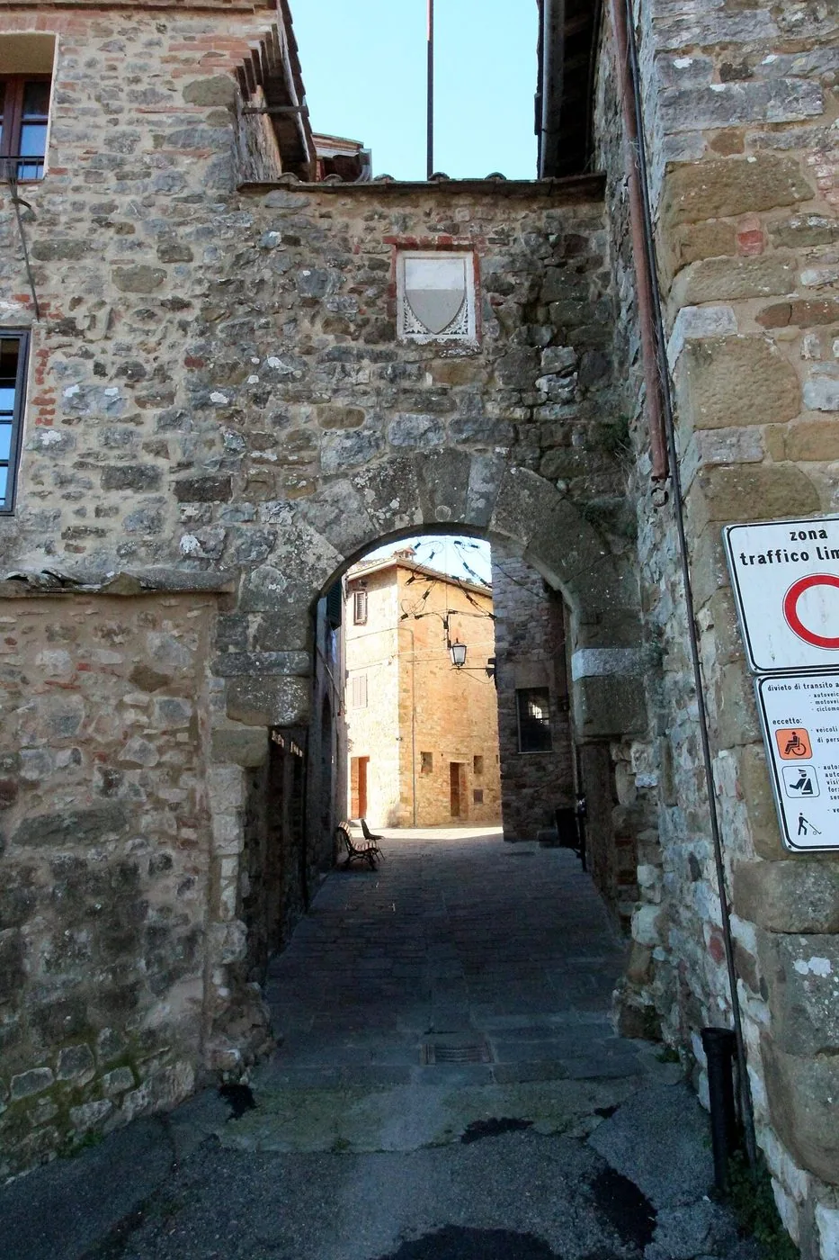 Una delle porte di accesso al borgo murato di San Gusmè